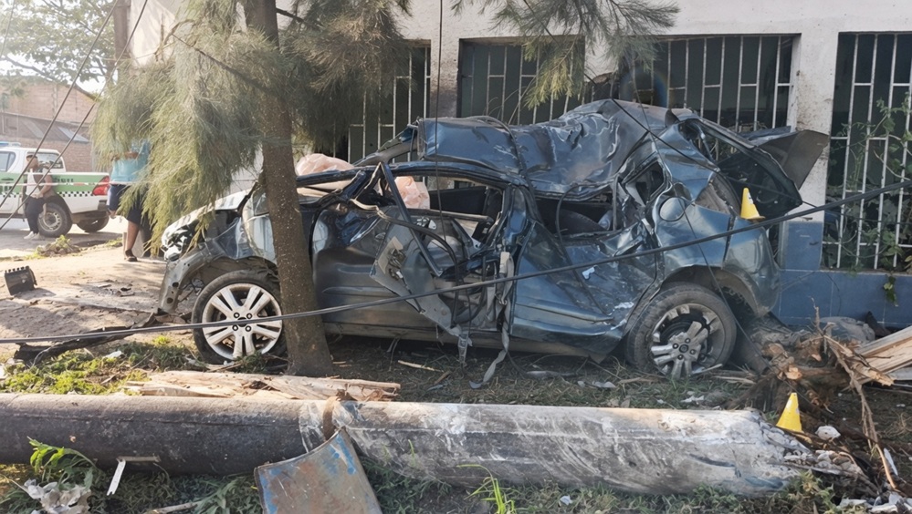 Un menor de 15 años al volante se estrelló en la avenida Independencia: está internado grave y murió la chica de la misma edad que lo acompañaba
